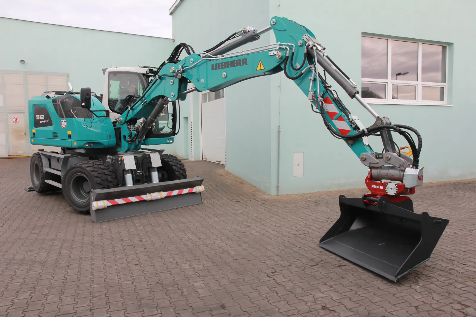 Kolový bagr Liebherr s lopatou